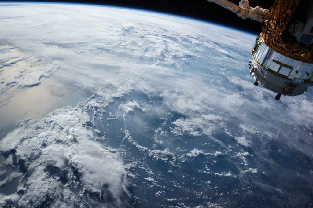33 surprising facts about artificial satellites you must love inventgen